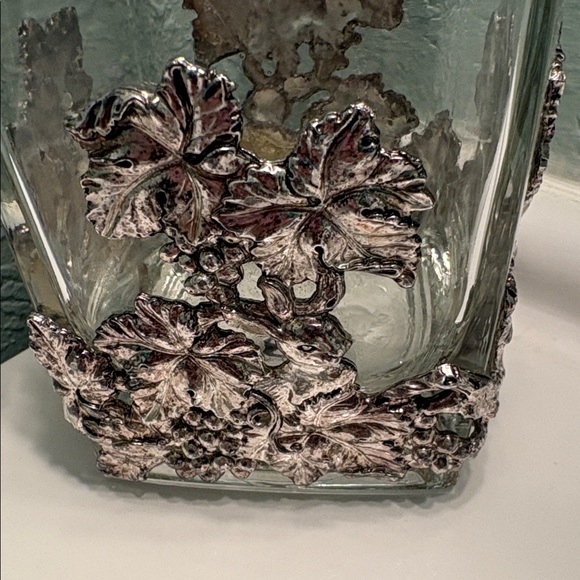 Vintage Arthur Court Glass Decanter with Rabbit &Grape Pattern in Aluminum - Picture 9 of 10